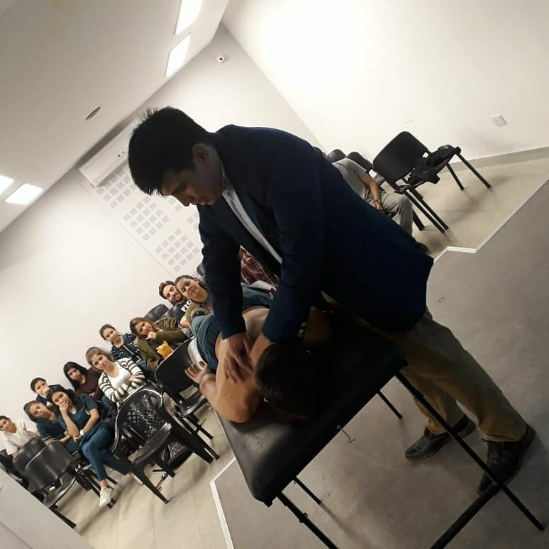 Sesión de kinesiología en AKI